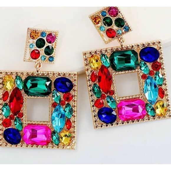 💕 Betsey Johnson stunning square dangle multicolored crystal earrings 💕 - Picture 2 of 5